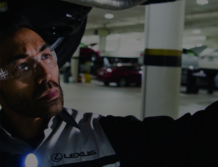 homem dirigindo um carro Lexus