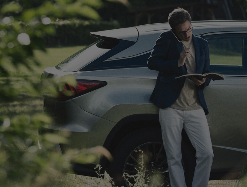 homem dirigindo um carro Lexus