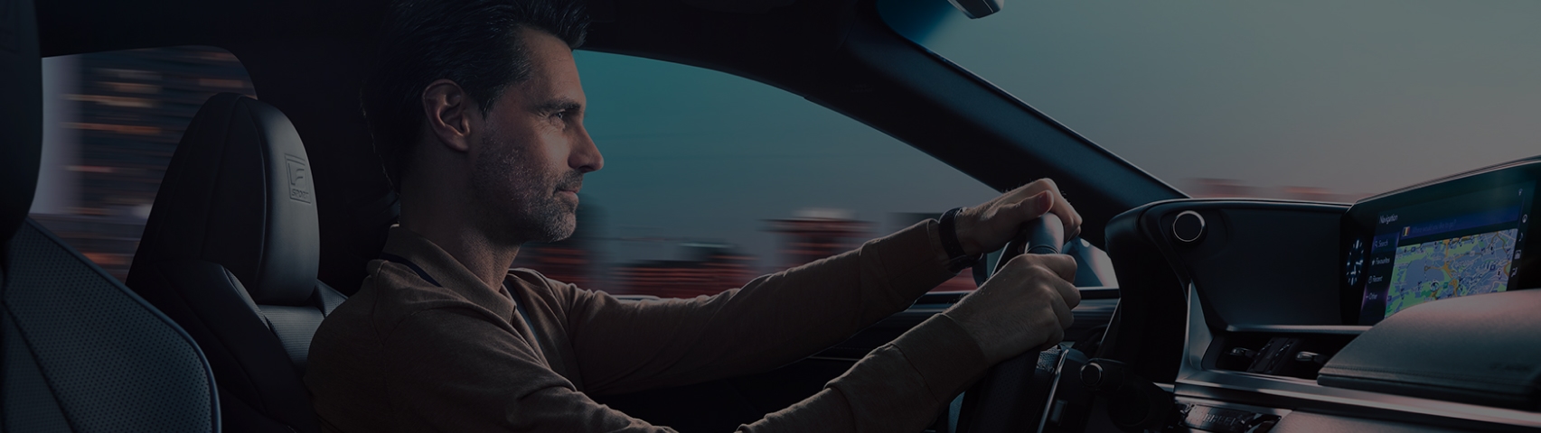 homem dirigindo um carro Lexus