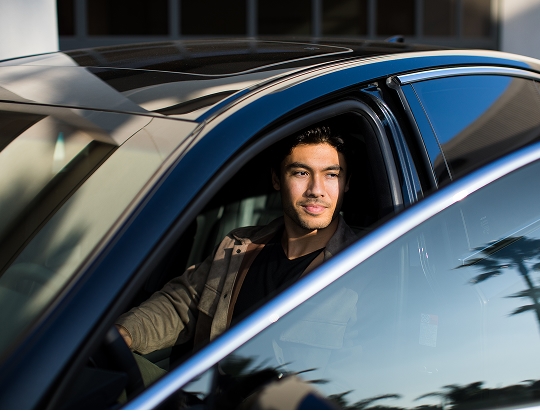 vendedora e cliente vendo o carro