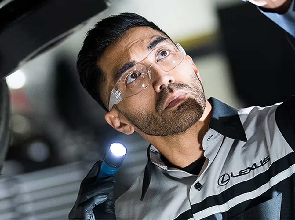 mecanico inspecionando debaixo do carro