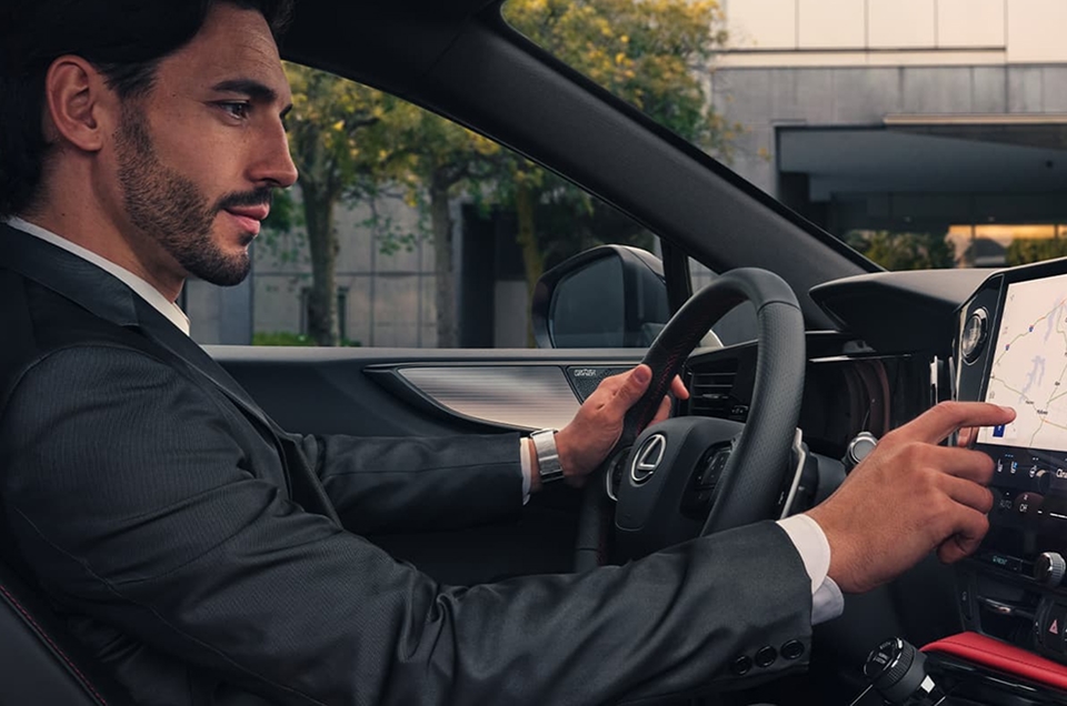 Motorista dentro do Lexus NX