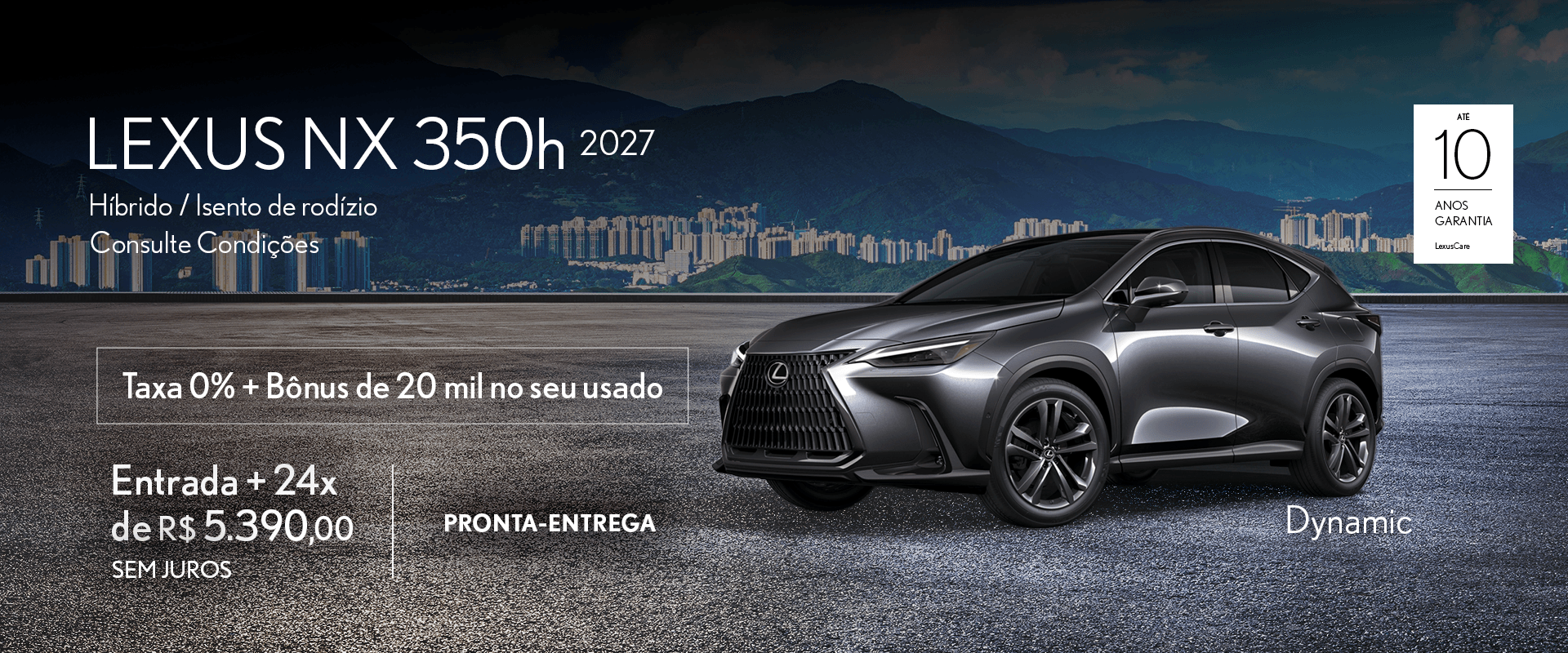 carro Lexus em uma estrada
