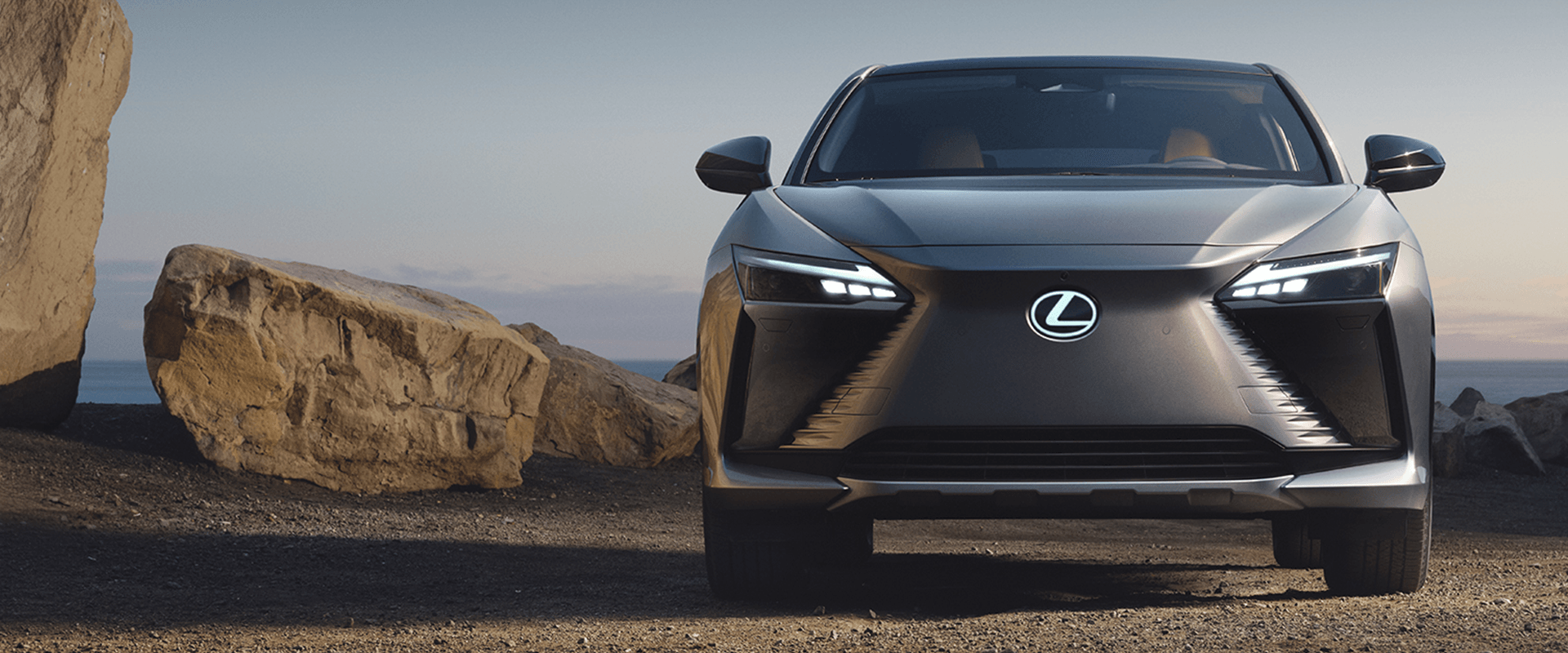 carro Lexus em uma estrada